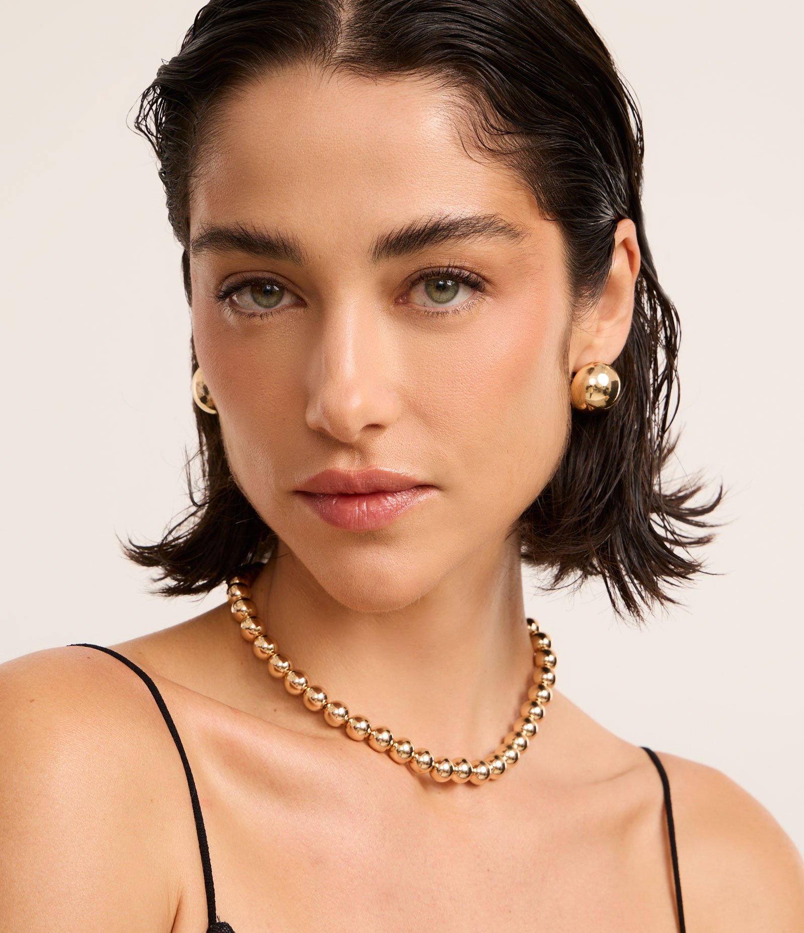 Conjunto de Colar com Esferas e Brinco Botão Dourado 1