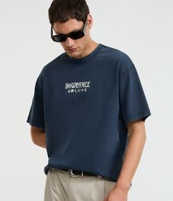 Camiseta Boxy em Malhão com Estampa Oriental e Lettering Dowfall
