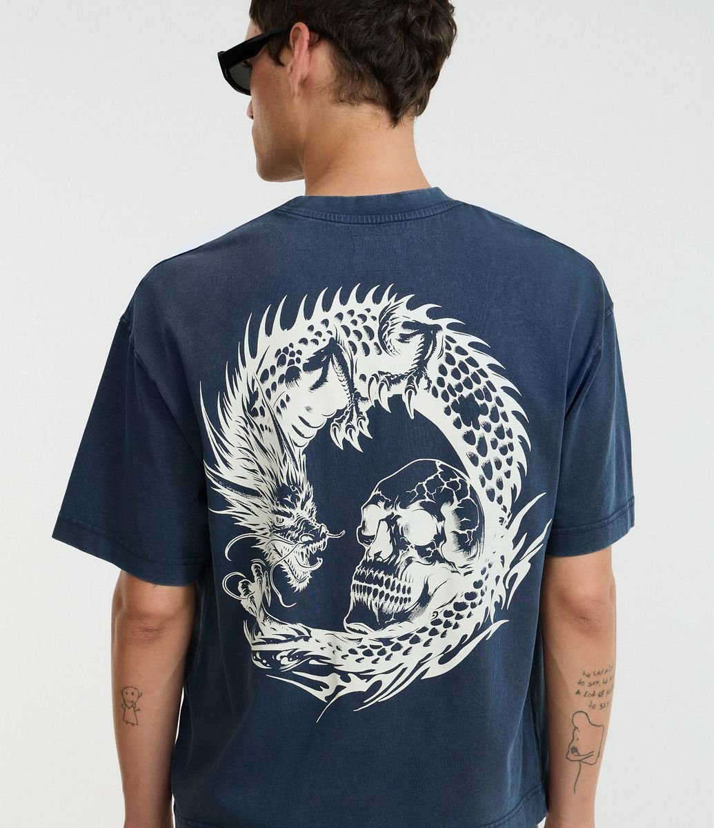 Camiseta Boxy em Malhão com Estampa Oriental e Lettering Dowfall Azul