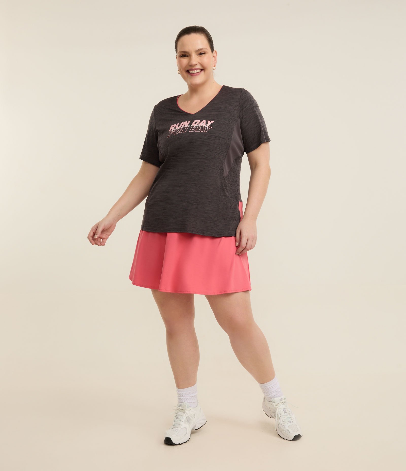 Camiseta Esportiva em Tecnologia Dry com Lettering Run Day Fun Day Curve & Plus Size Preto/Rosa 2