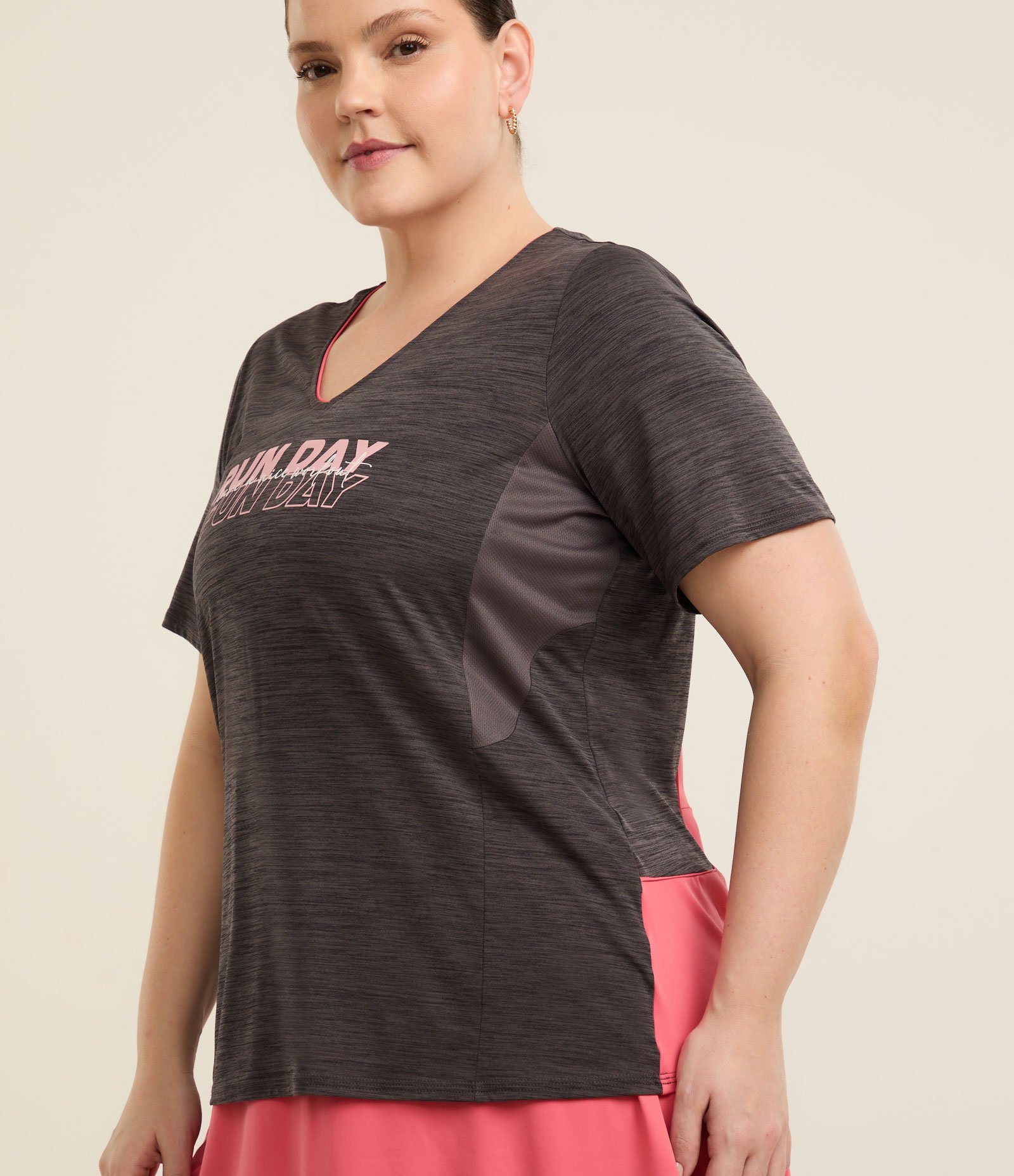 Camiseta Esportiva em Tecnologia Dry com Lettering Run Day Fun Day Curve & Plus Size Preto/Rosa 3
