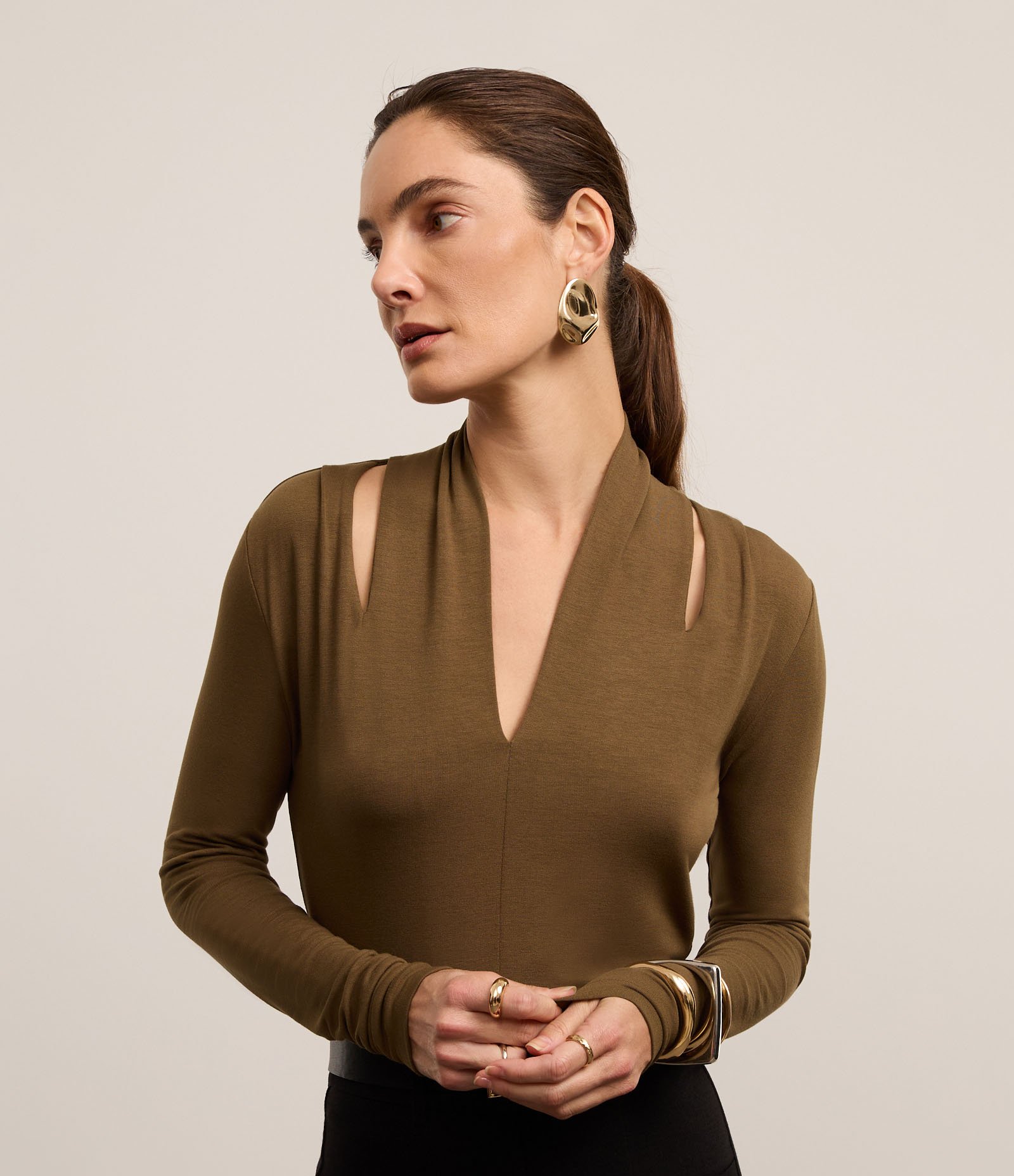 Blusa em Viscose com Decote V e Vazado no Ombro Marrom 1