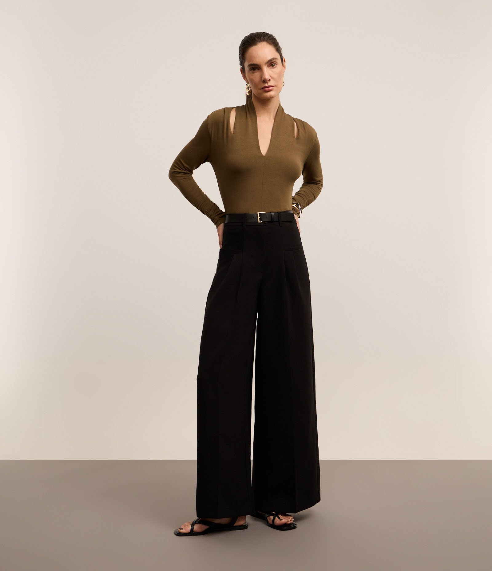 Blusa em Viscose com Decote V e Vazado no Ombro Marrom 2