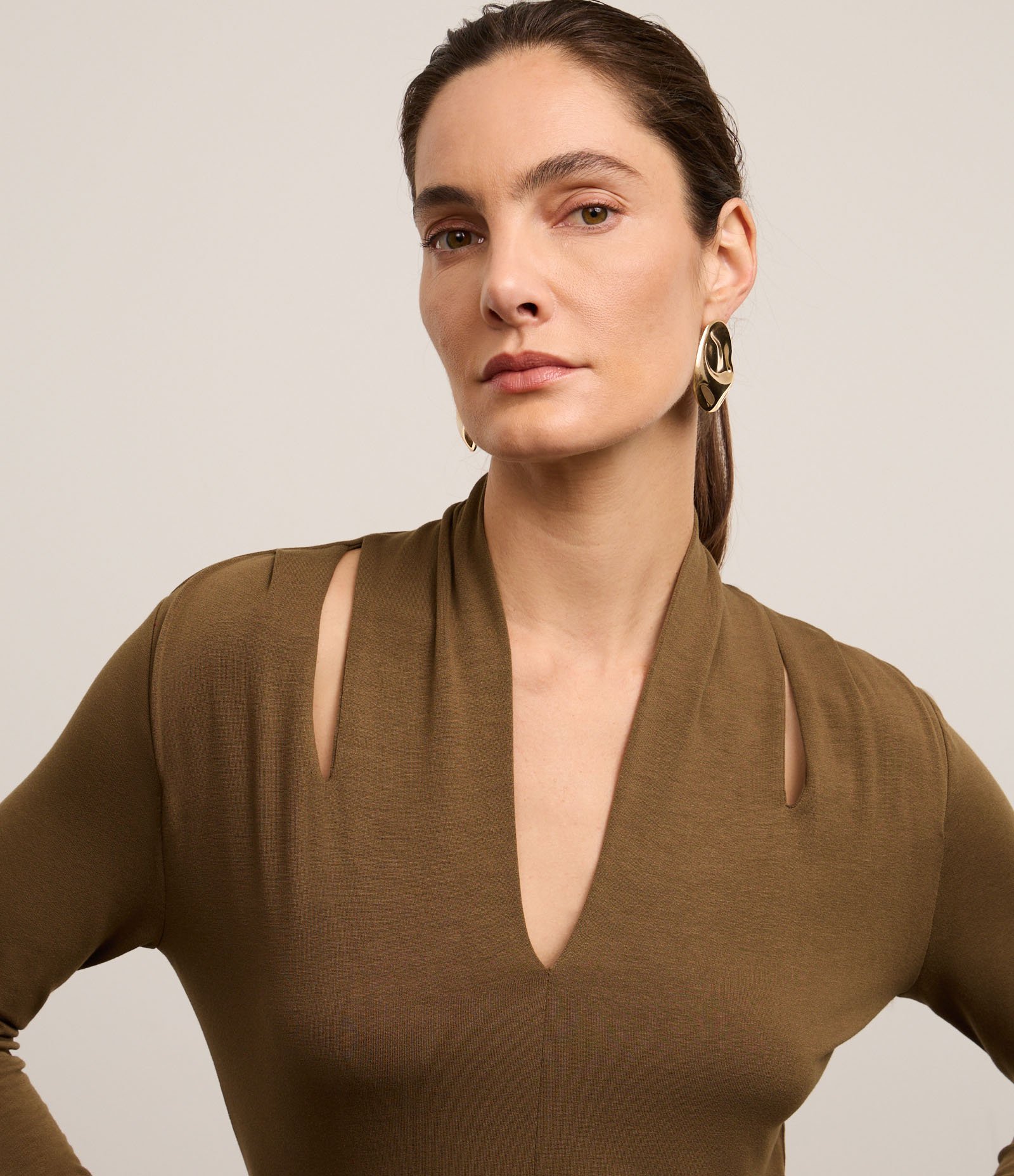 Blusa em Viscose com Decote V e Vazado no Ombro Marrom 4