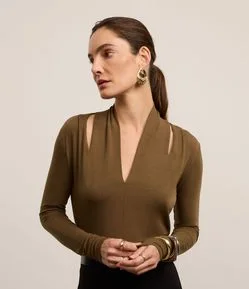 Blusa em Viscose com Decote V e Vazado no Ombro