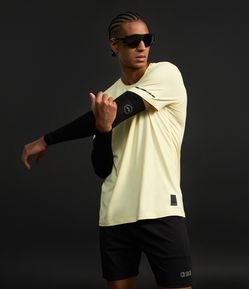 Camiseta Regular Esportiva em Tecnologia Dry com Etiqueta na Barra