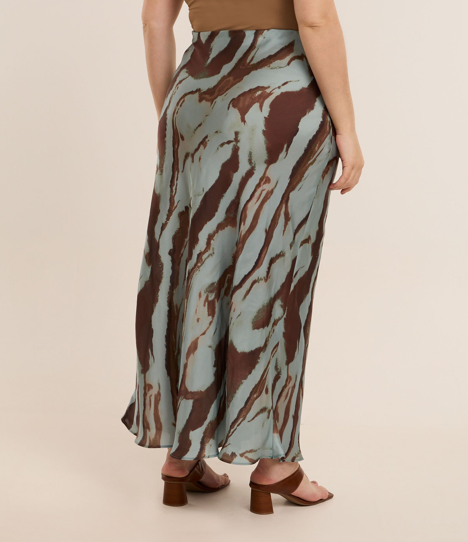 Saia Longa com Estampa de Manchas Curve & Plus Size Verde/Marrom 5