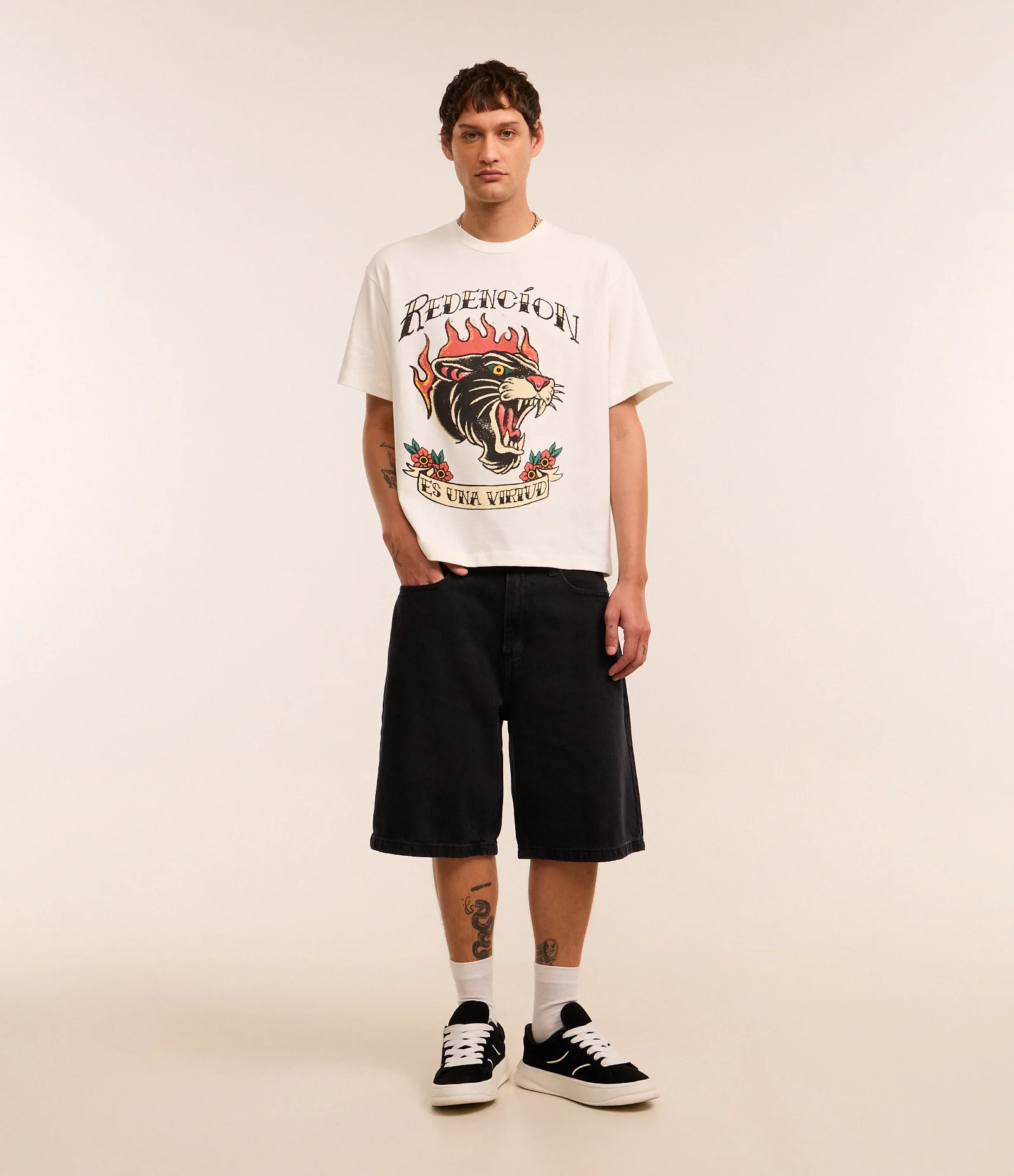 Camiseta Boxy em Algodão com Estampa Estilo Tatuagem e Lettering Bege 2