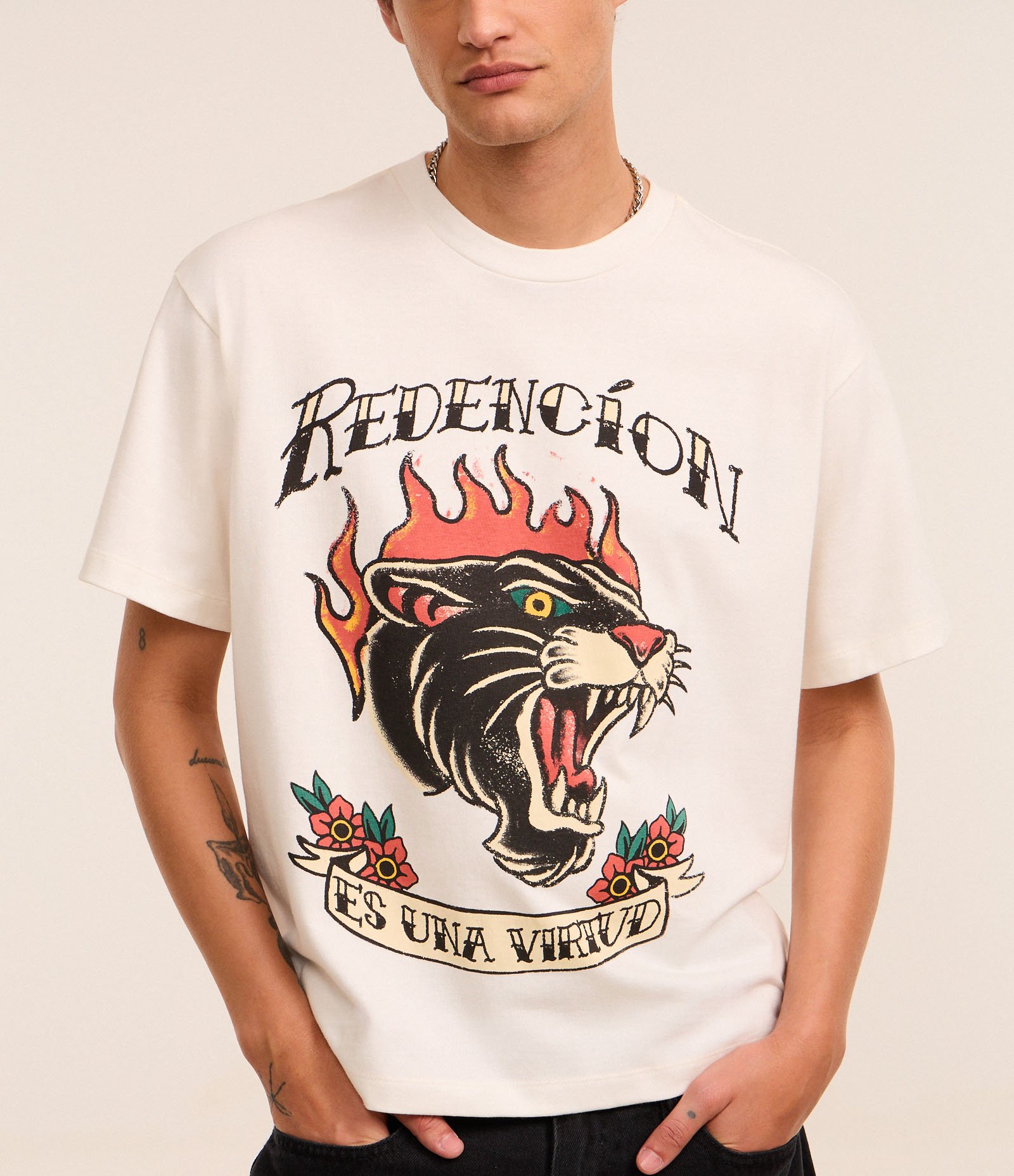 Camiseta Boxy em Algodão com Estampa Estilo Tatuagem e Lettering Bege 3