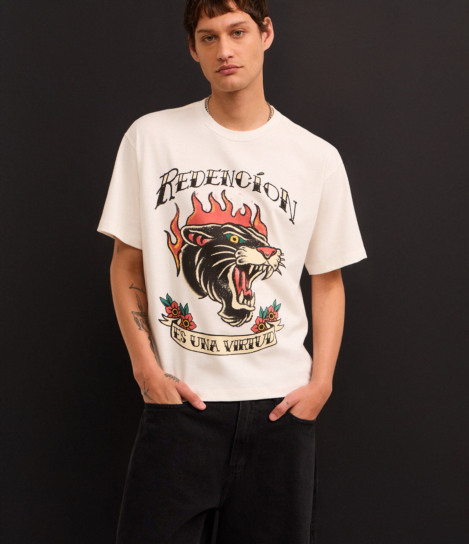 Camiseta Boxy em Algodão com Estampa Estilo Tatuagem e Lettering Bege 4