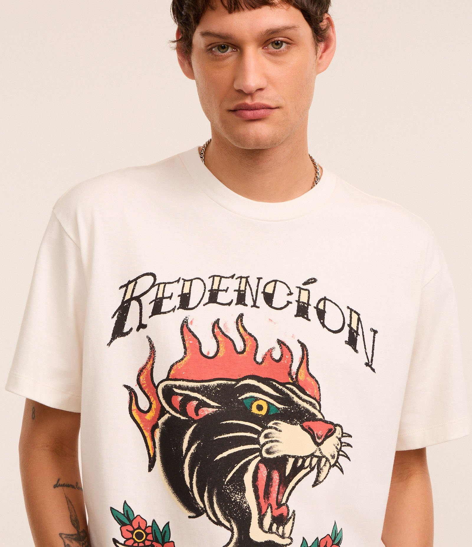 Camiseta Boxy em Algodão com Estampa Estilo Tatuagem e Lettering Bege 5