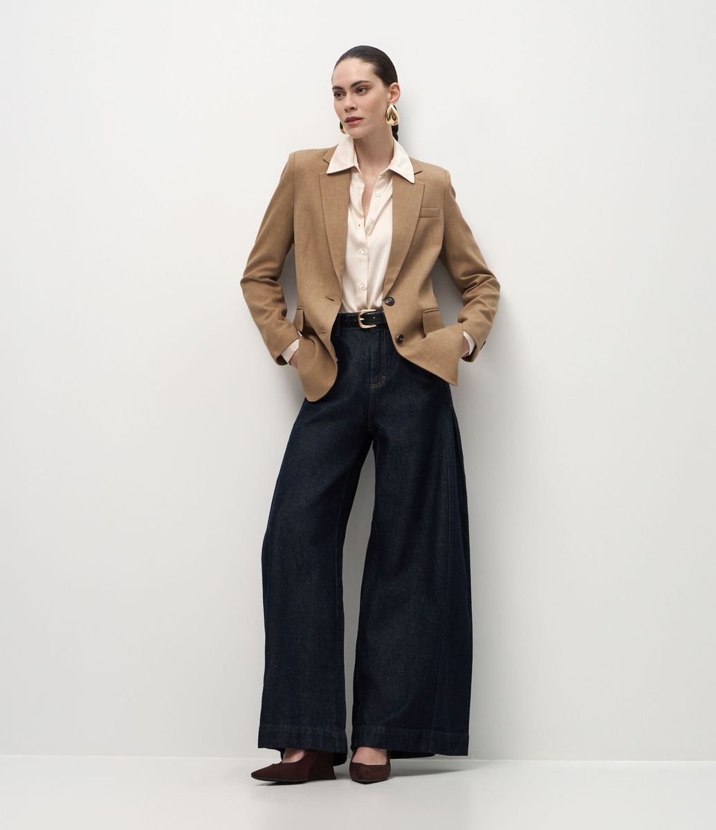 Blazer Comfort Alfaiatado com Lapelas e Linhas Pontilhadas Bege Escuro