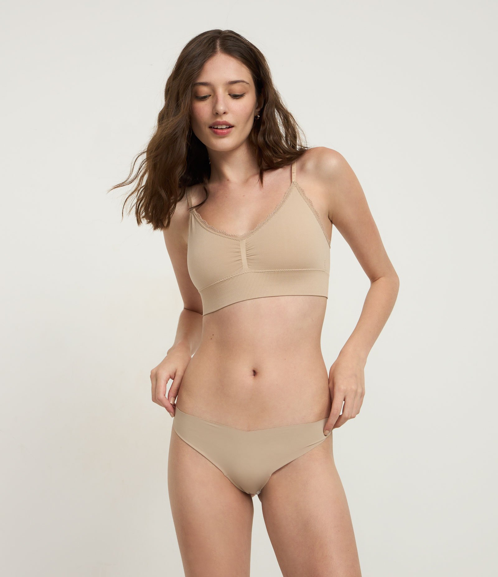 Sutiã Top Alongado Seamless com Detalhe de Rendinha Bege 2