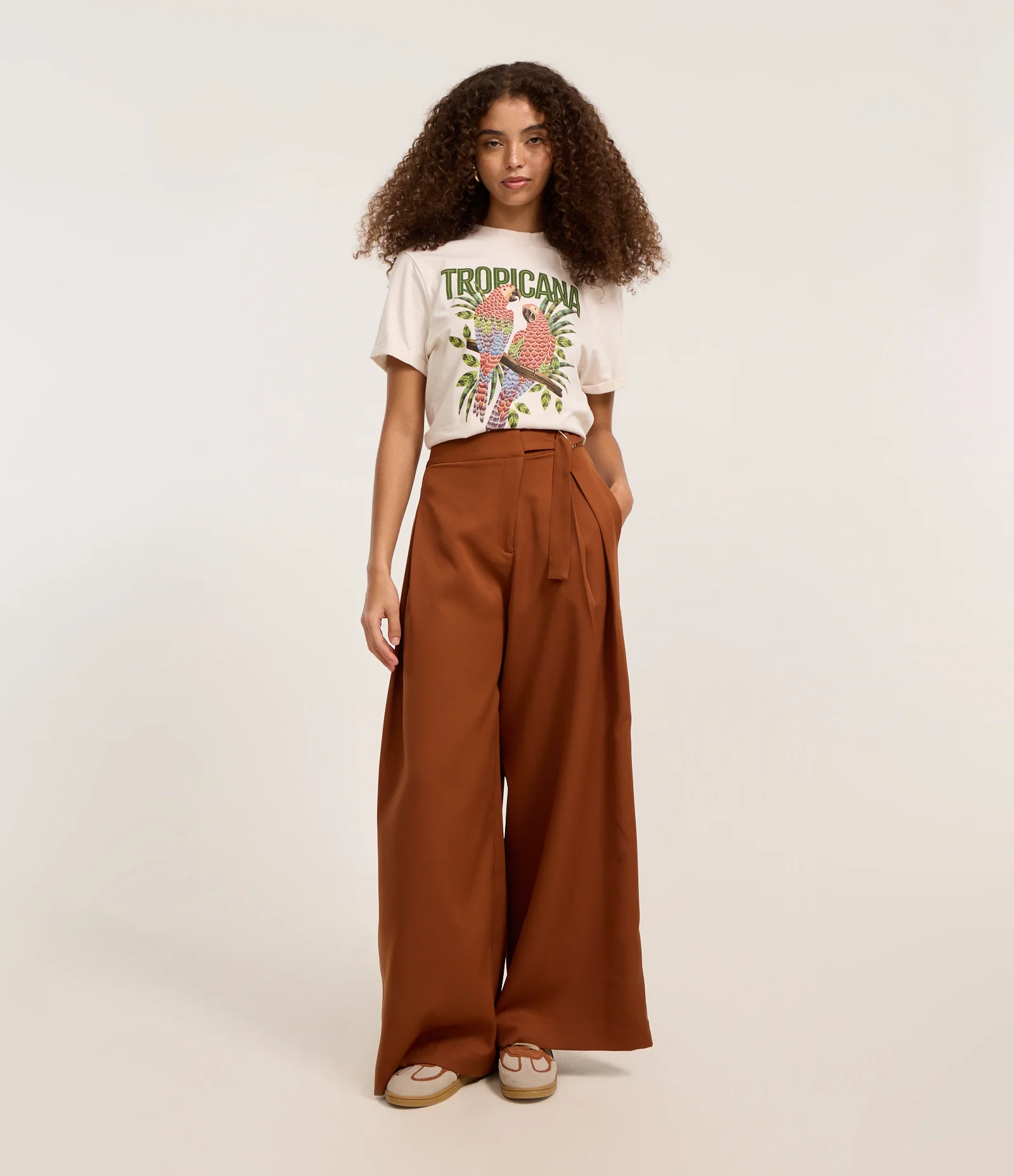 Calça Barrel em Alfaiataria com Fechamento Deslocado Marrom 1