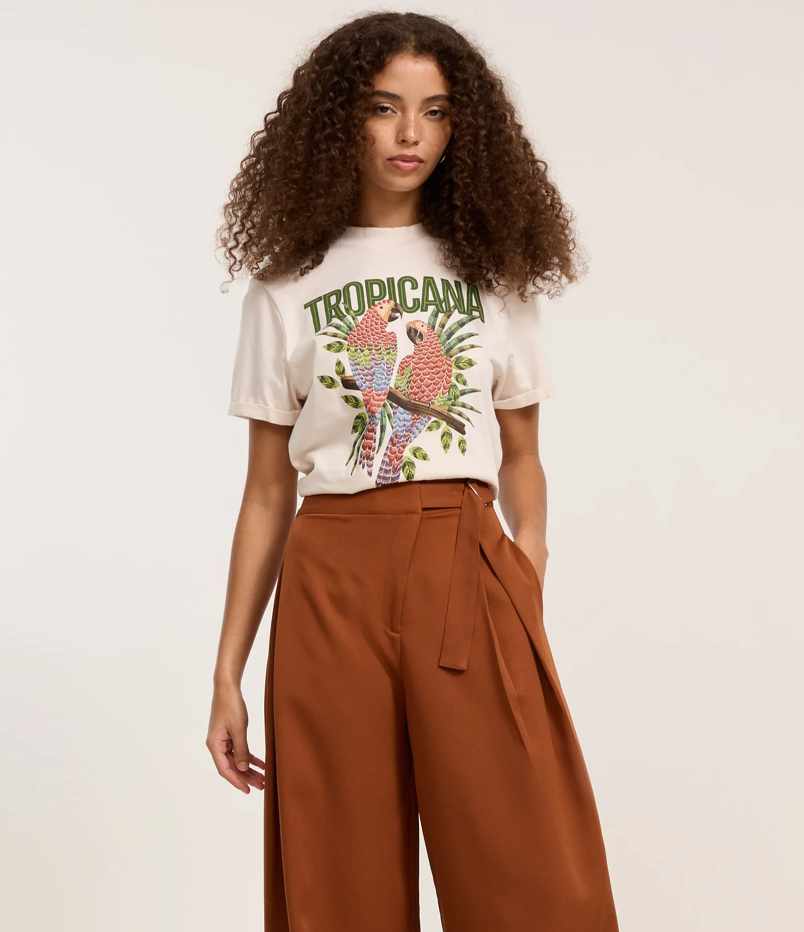 Calça Barrel em Alfaiataria com Fechamento Deslocado Marrom 2