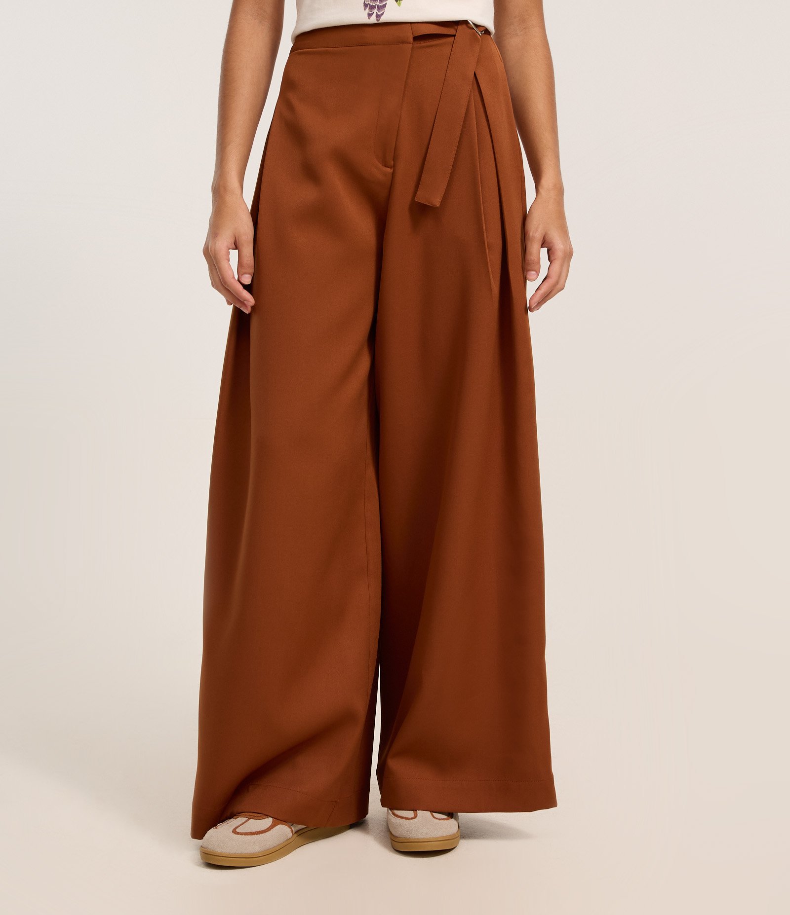 Calça Barrel em Alfaiataria com Fechamento Deslocado Marrom 3