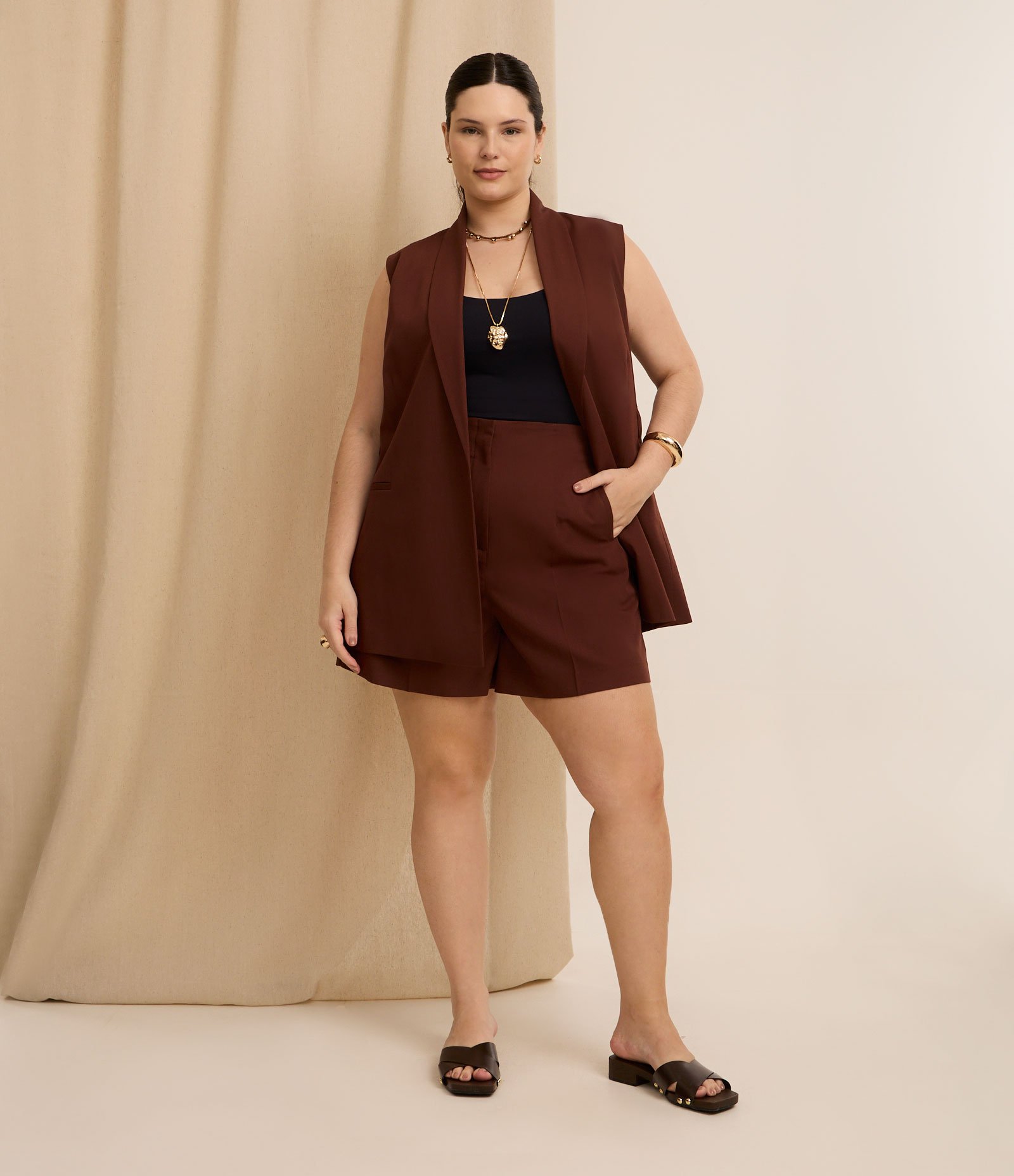 Short Alfaiataria com Elástico no Cós Curve & Plus Size Marrom 1