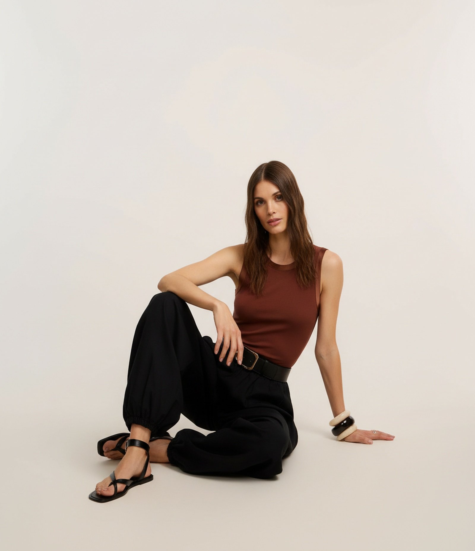 Blusa em Viscose com Cava Acetinada Marrom 4