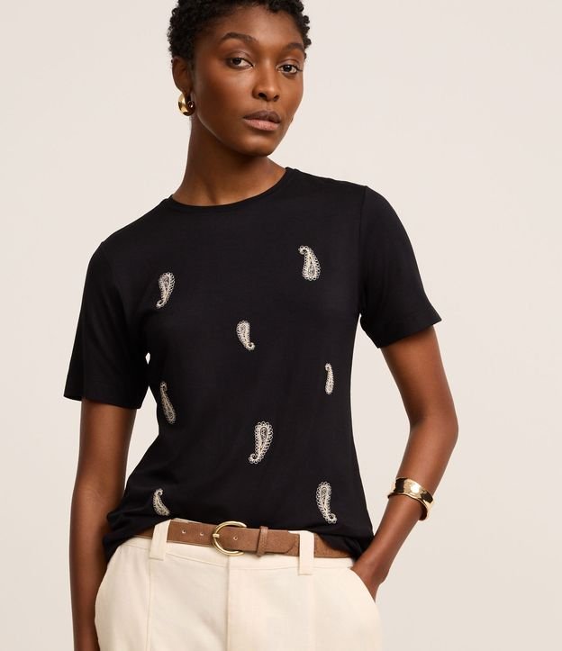 Blusa Slim em Viscose com Bordado Paisley