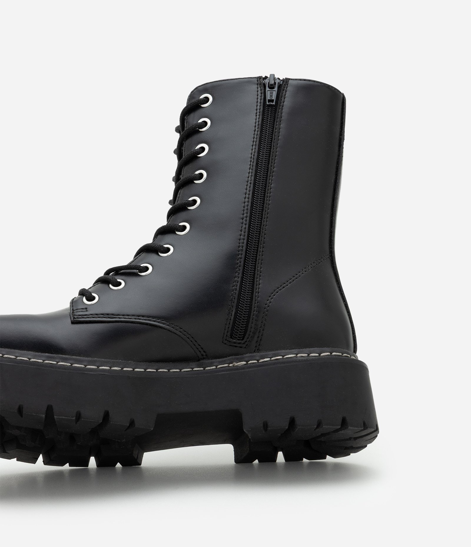 Coturno em PU com Amarração de Cadarço e Sola Tratorada Preto 4