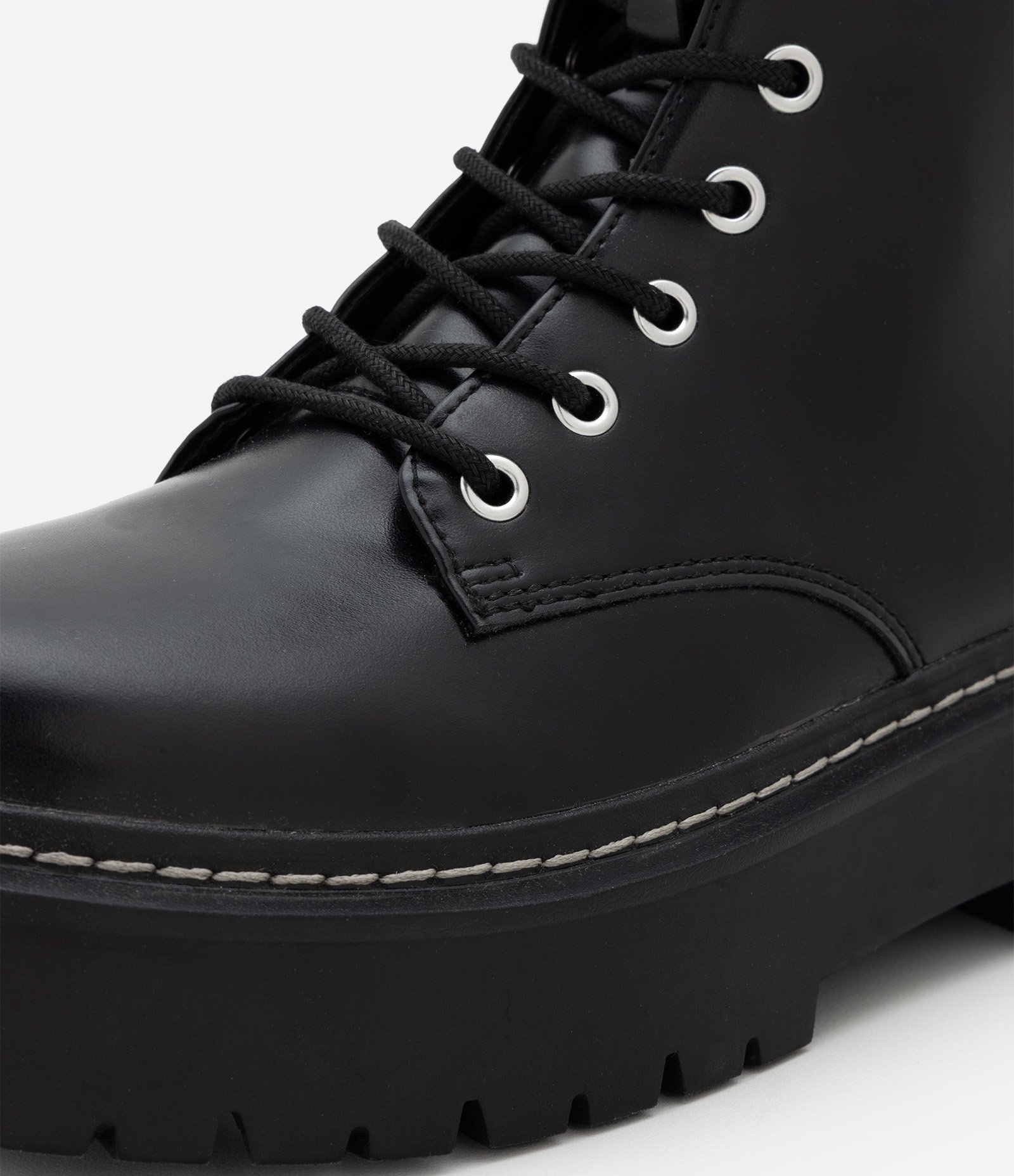 Coturno em PU com Amarração de Cadarço e Sola Tratorada Preto 5