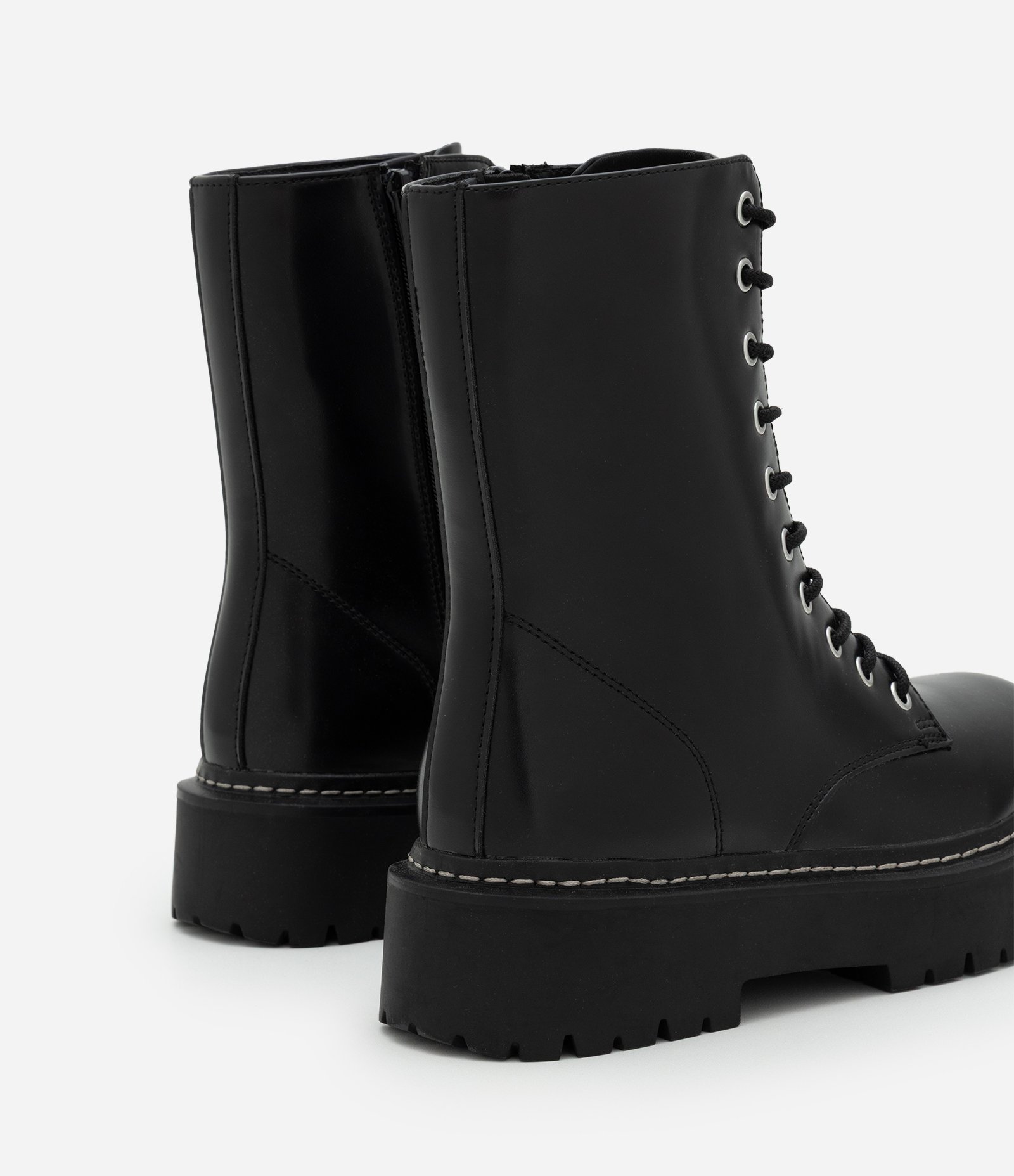 Coturno em PU com Amarração de Cadarço e Sola Tratorada Preto 6