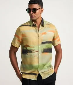 Camisa Regular em Cambraia com Estampa de Paisagem Estilo Aquarela