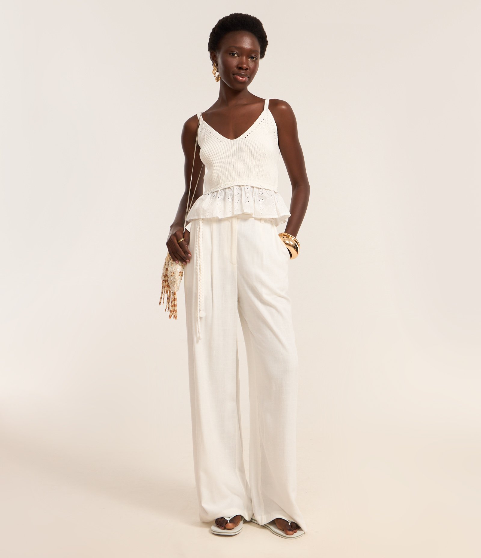 Calça Wide Leg em Viscolinho com Pregas e Cinto Corda Off White 1