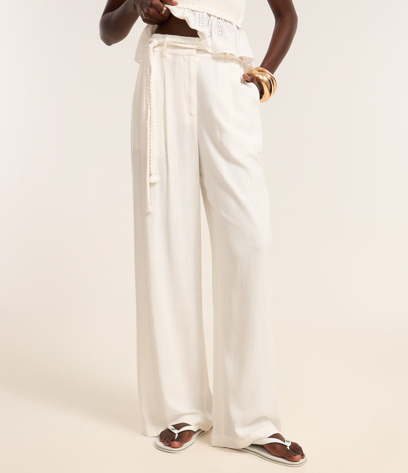 Calça Wide Leg em Viscolinho com Pregas e Cinto Corda Off White 3