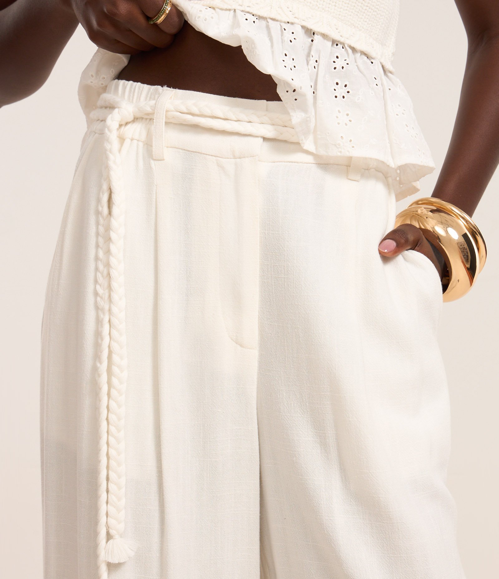 Calça Wide Leg em Viscolinho com Pregas e Cinto Corda Off White 4