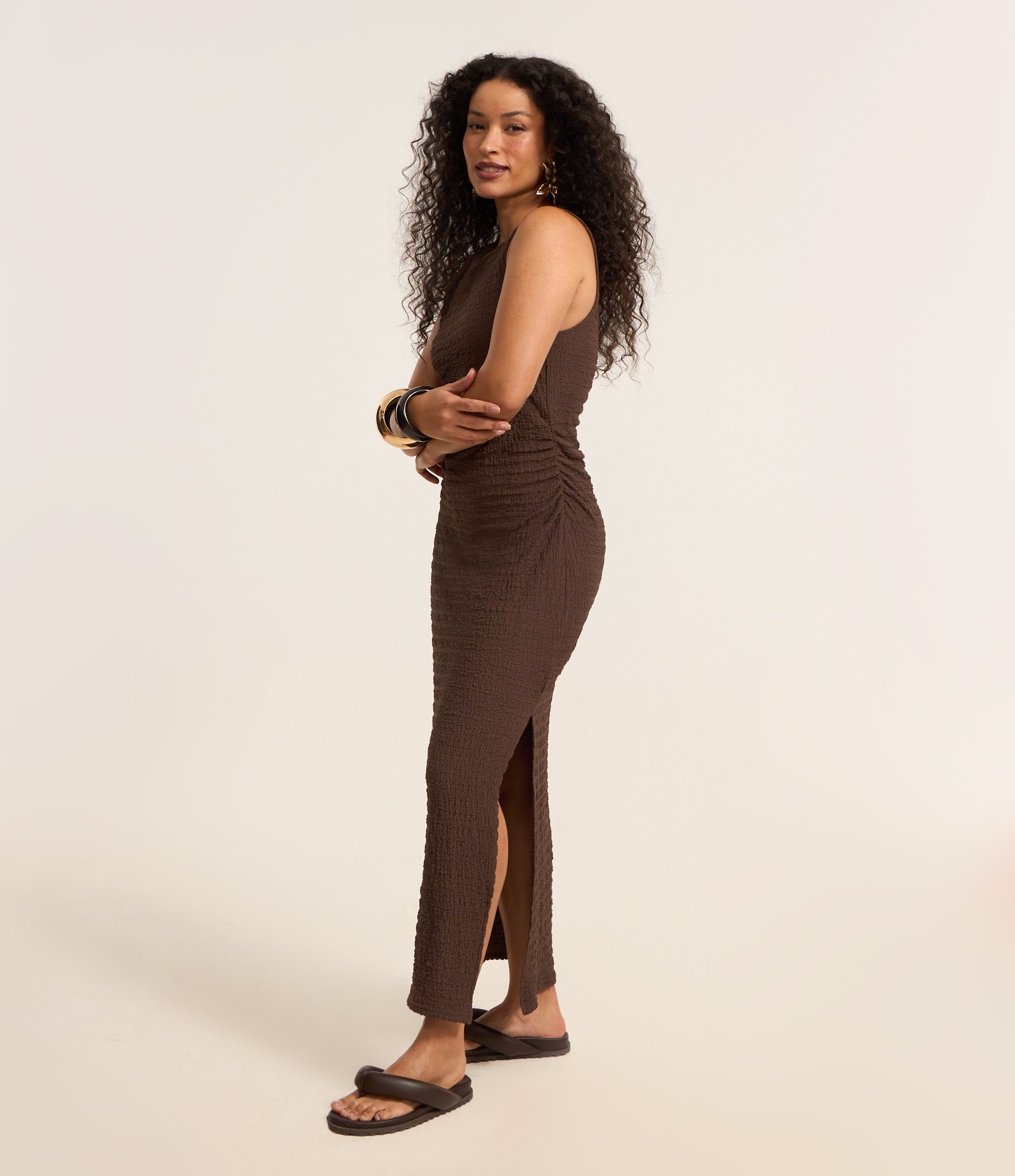 Vestido Longo Texturizado com Franzido Lateral e Nó na Alça Marrom 1