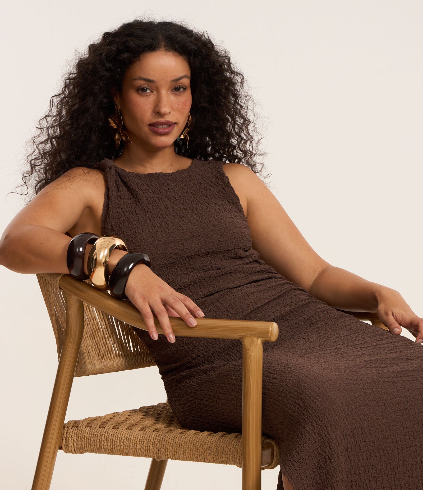 Vestido Longo Texturizado com Franzido Lateral e Nó na Alça Marrom 4