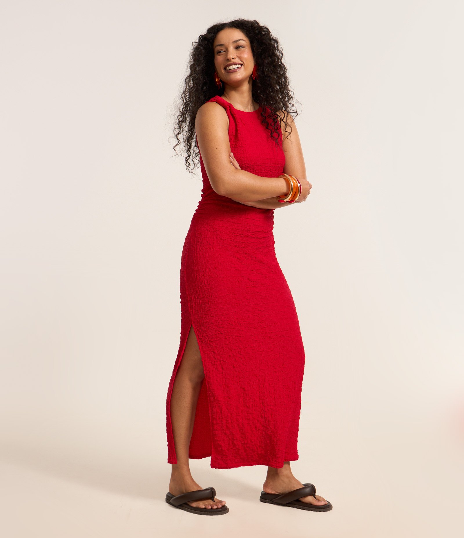 Vestido Longo Texturizado com Franzido Lateral e Nó na Alça Vermelho 1