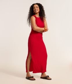 Vestido Longo Texturizado com Franzido Lateral e Nó na Alça