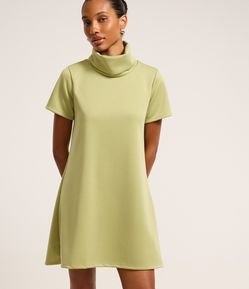 Vestido Curto com Gola Alta Virada e Manga Curta