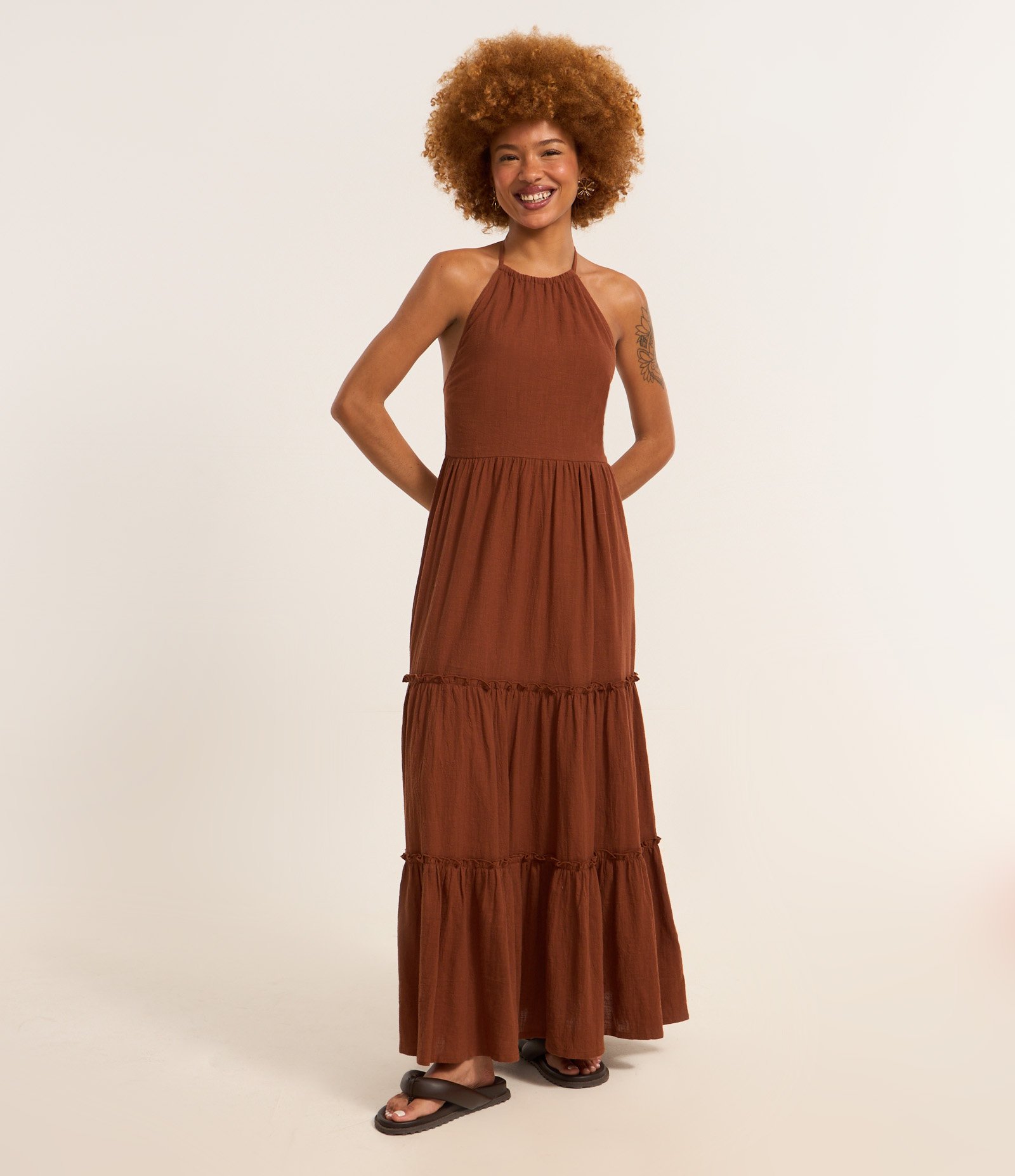 Vestido Long Midi Frente Único em Crepe com Babados na Saia Marrom 1