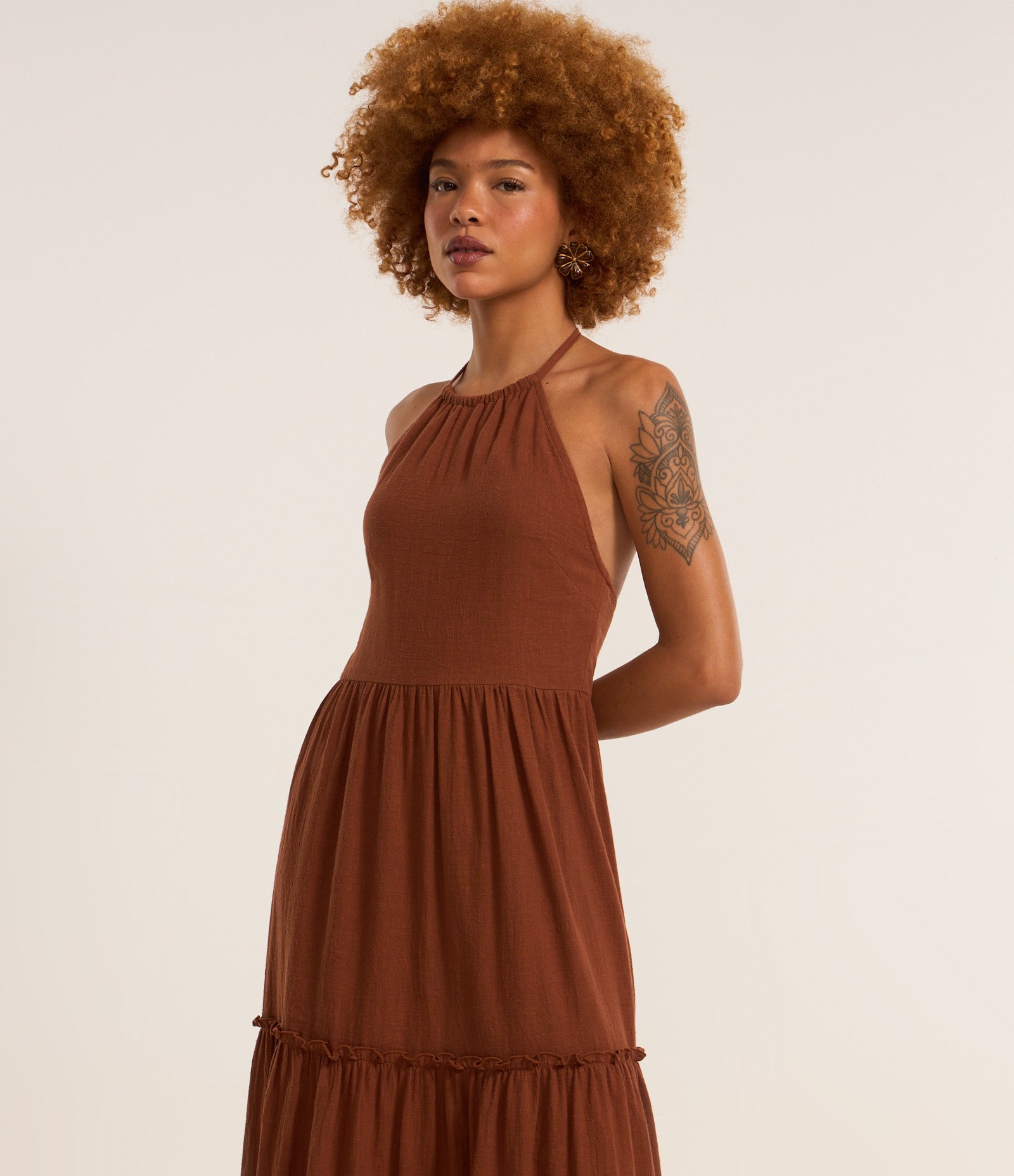 Vestido Long Midi Frente Único em Crepe com Babados na Saia Marrom 2