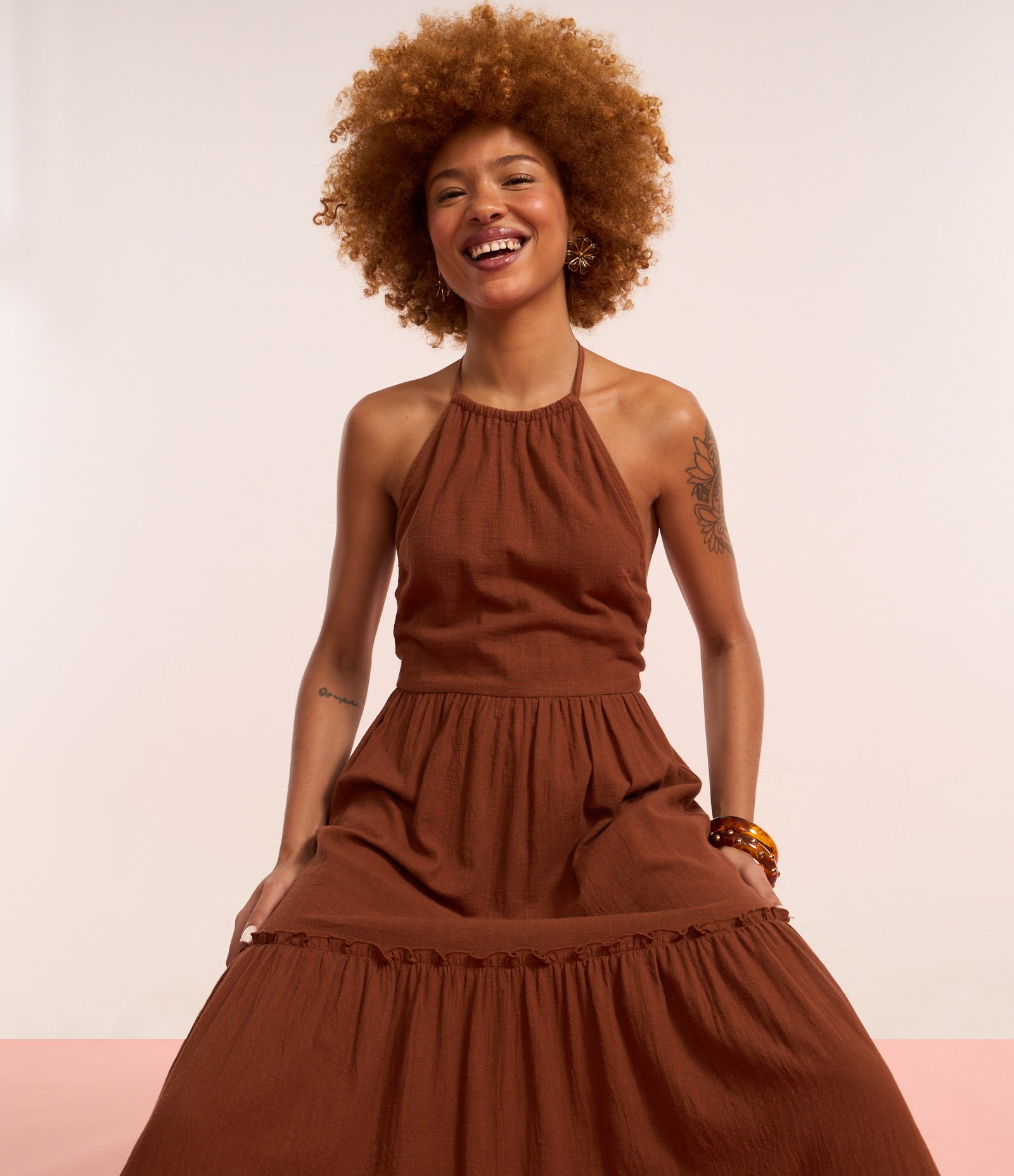 Vestido Long Midi Frente Único em Crepe com Babados na Saia Marrom 4