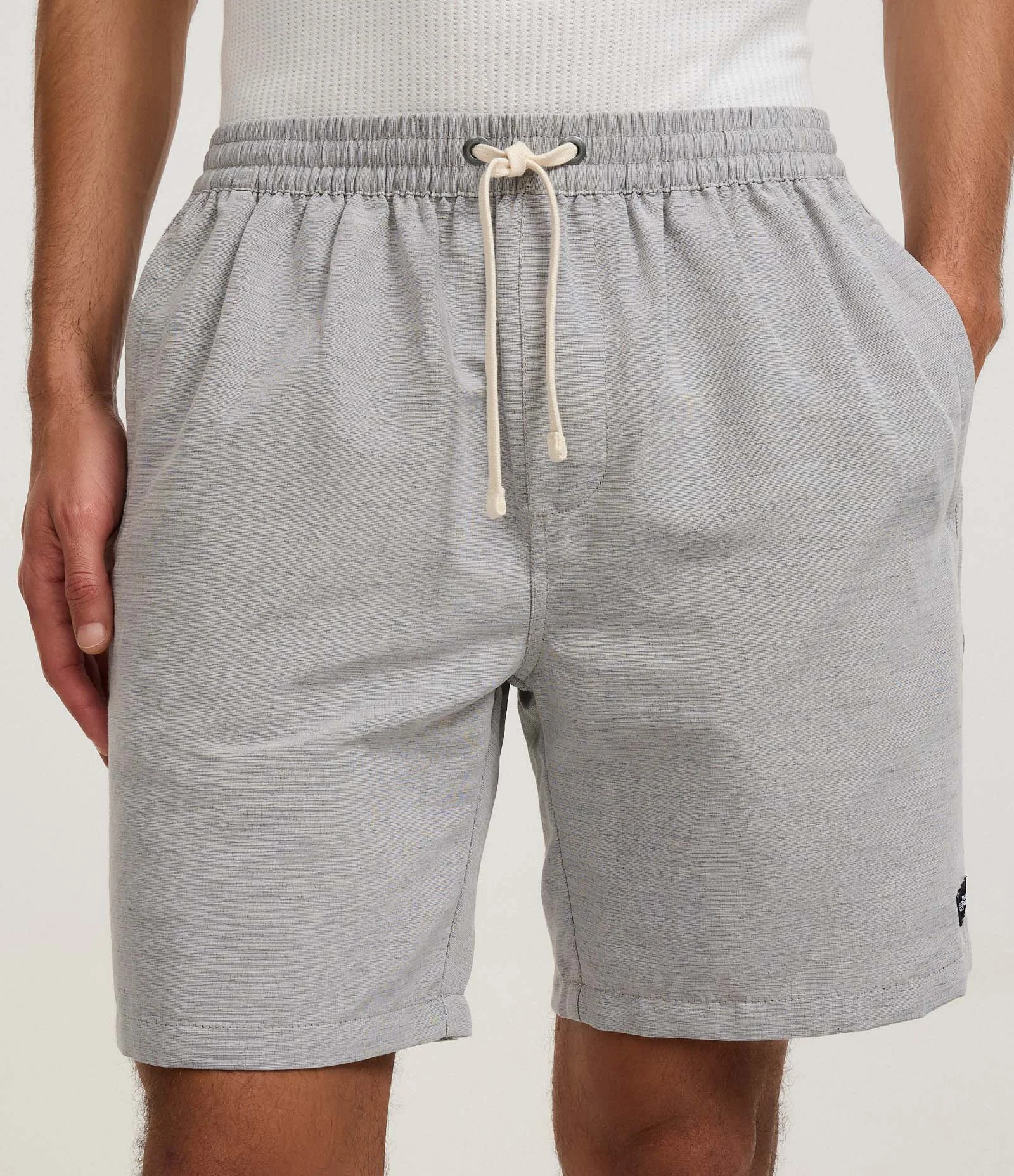 Bermuda Regular com Cordão e Efeito Rajado Cinza 2