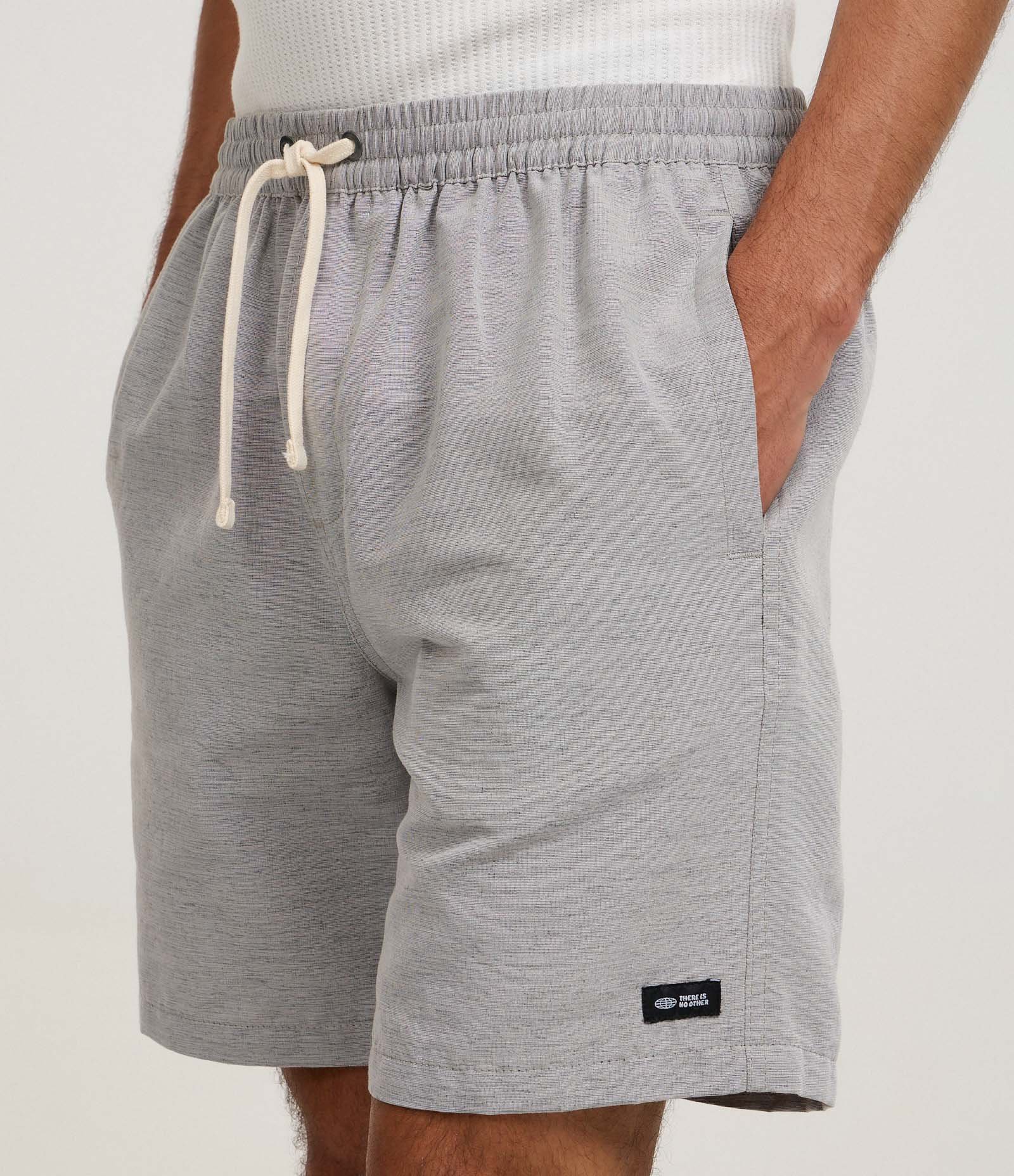 Bermuda Regular com Cordão e Efeito Rajado Cinza 3