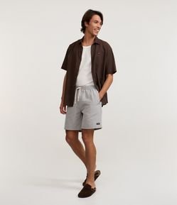 Bermuda Regular com Cordão e Efeito Rajado