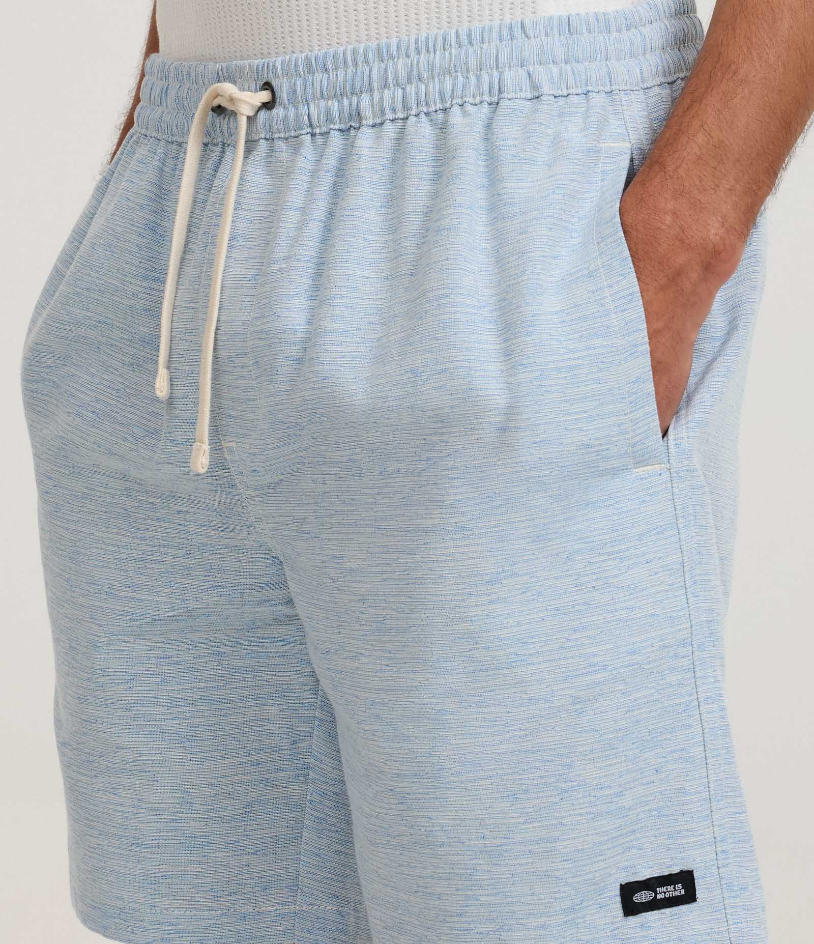 Bermuda Regular com Cordão e Efeito Rajado Azul 4