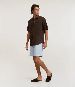 Bermuda Regular com Cordão e Efeito Rajado