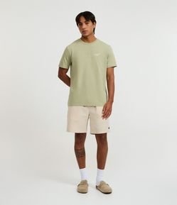 Bermuda Regular com Cordão e Efeito Rajado