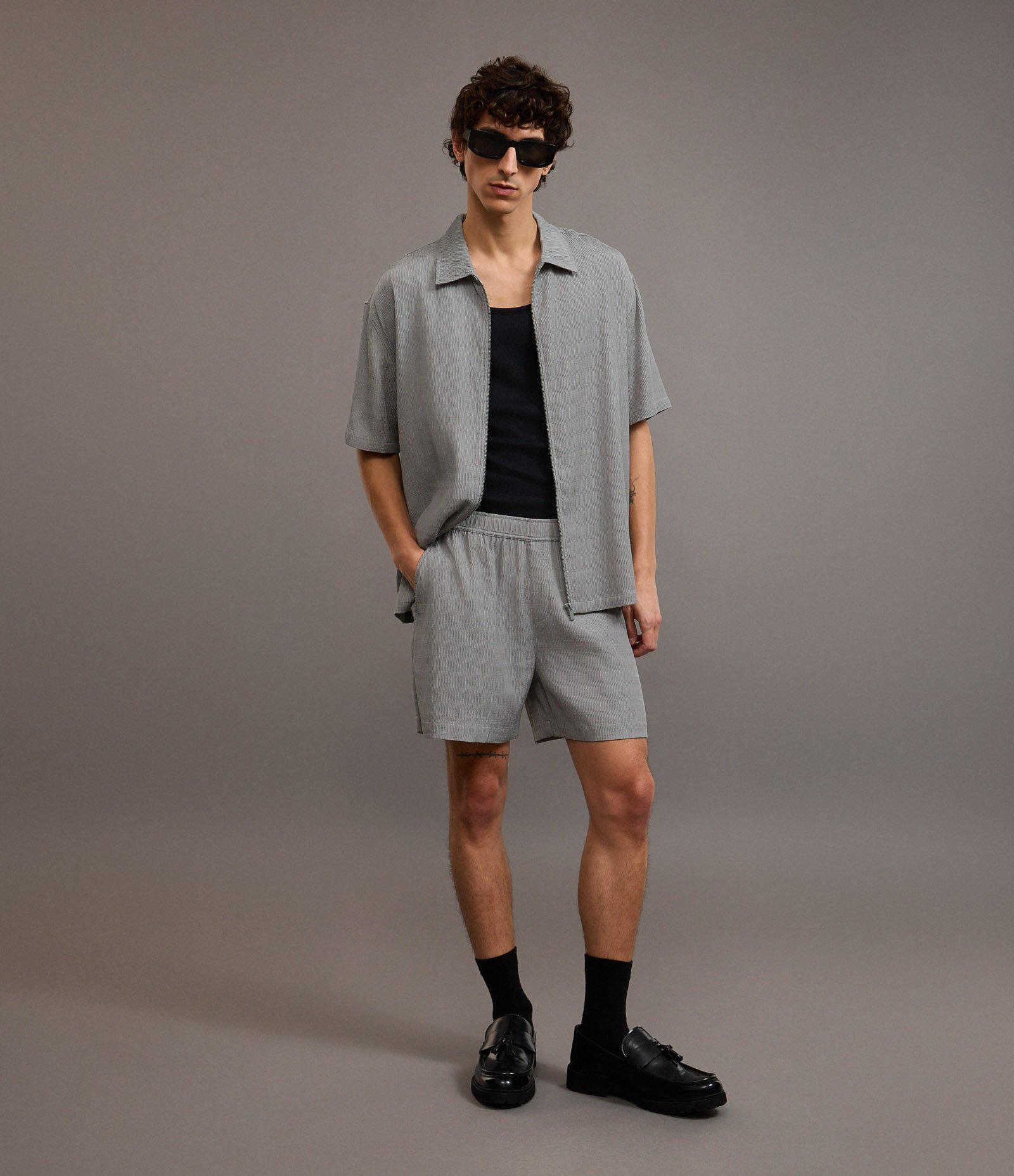 Bermuda em Viscose com Bolso e Textura em Relevo Cinza 1