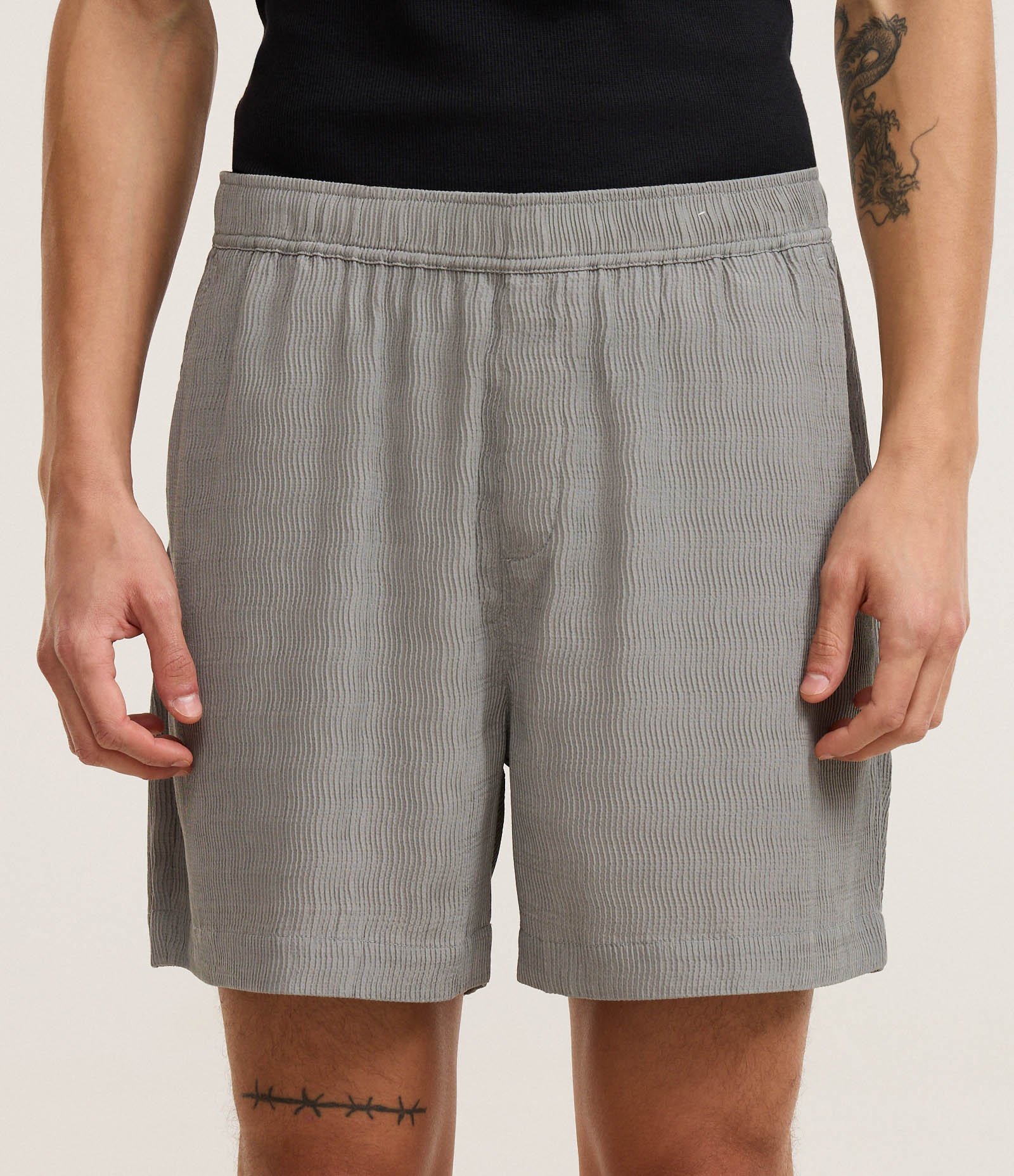 Bermuda em Viscose com Bolso e Textura em Relevo Cinza 2