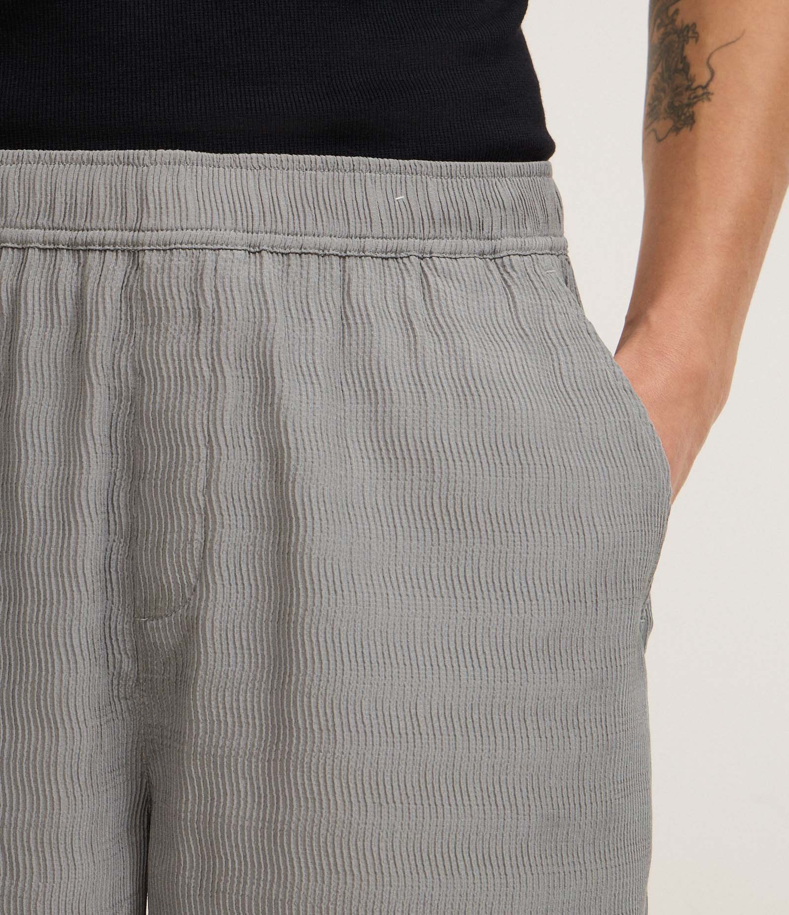 Bermuda em Viscose com Bolso e Textura em Relevo Cinza 3