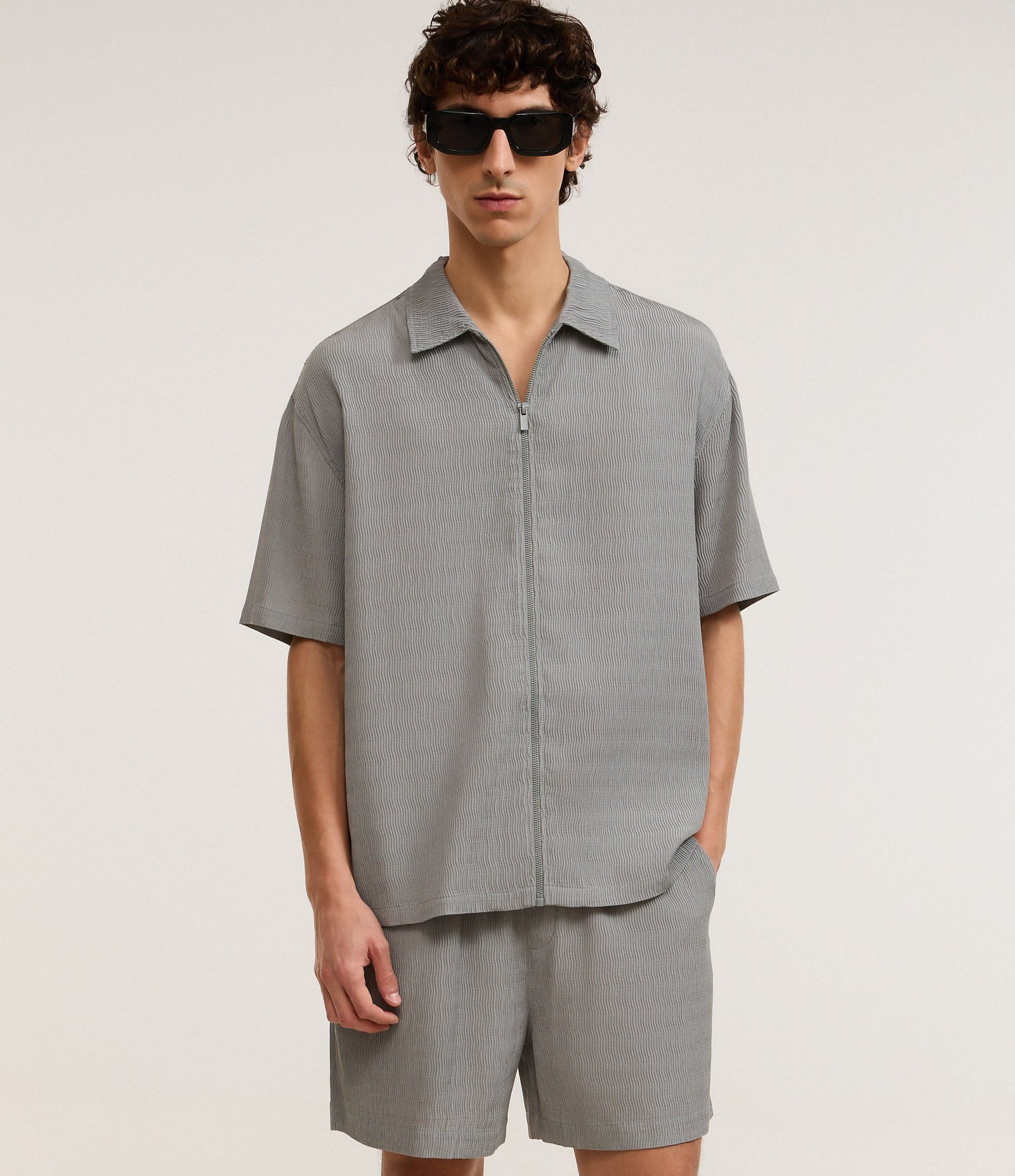 Bermuda em Viscose com Bolso e Textura em Relevo Cinza 4