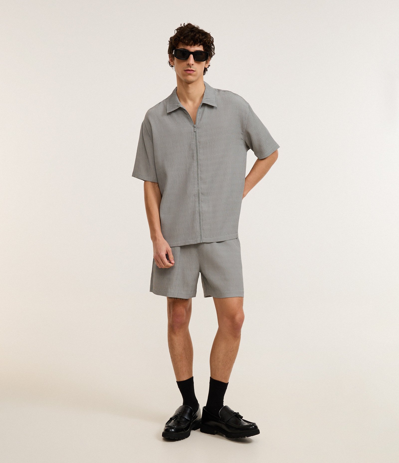 Bermuda em Viscose com Bolso e Textura em Relevo Cinza 5