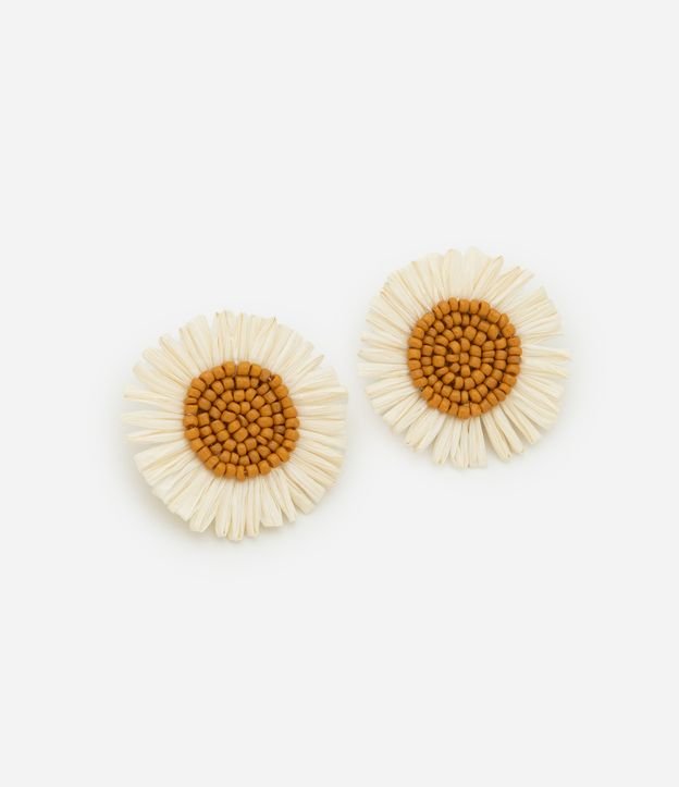Brinco Botão com Forma Floral de Ráfia e Miçangas